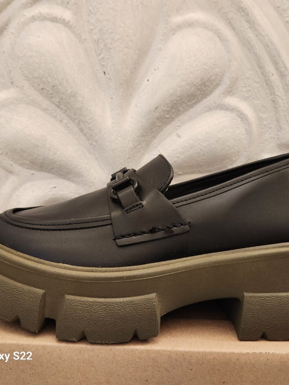 Steve Madden "Trifecta" Platform Loafers. Black/Olive. NIB. Size 7.5
